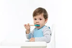 Minikoioi Conjunto de 2 Colheres Silicone com Cabo de Bambu Verde e Cinza