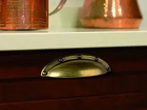 Rei Blíster com 4 Puxadores Tipo Concha. Fabricado em Zamak e Acabamento Couro Envelhecido. Mod. 2004 Entre Pontos 64mm. – 68538