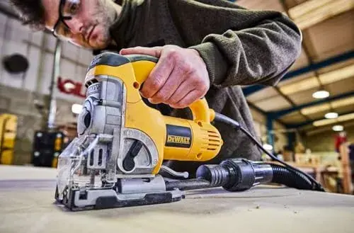 DeWALT DW331K-QS 701W Ergonômica
